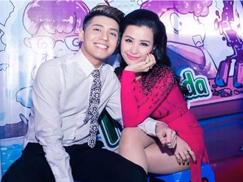 Noo Phước Thịnh cho biết anh từng là fan của Đông Nhi. Khi lần đầu gặp Đông Nhi, anh đã đến xin chữ ký của nữ đồng nghiệp. Ảnh: Gia Đình Việt Nam.