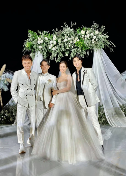 Ngô Kiến Huy và Đông Nhi cũng vô cùng thân thiết. Ngô Kiến Huy từng hủy chuyến lưu diễn ở Nhật Bản để có mặt trong ngày cưới của cô bạn thân. Ảnh: Dân Việt.