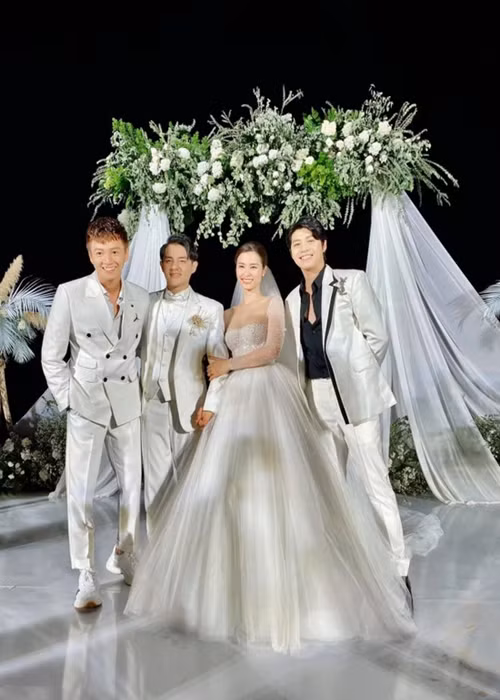 Ngô Kiến Huy và Đông Nhi cũng vô cùng thân thiết. Ngô Kiến Huy từng hủy chuyến lưu diễn ở Nhật Bản để có mặt trong ngày cưới của cô bạn thân. Ảnh: Dân Việt.