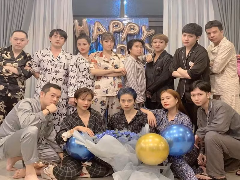 Đông Nhi từng chia sẻ: “Mình tạm gọi đây là hội bạn thanh xuân. Bởi vì mỗi gương mặt trong bức hình này đều đã ngót nghét một thập kỷ hơn với nghề và đều có những vị trí riêng khó ai thay thế trong lòng khán giả! Có những người bạn cũ, bạn mới và những tình thân không thể thiếu của vợ chồng mình". Ảnh: FBNV.