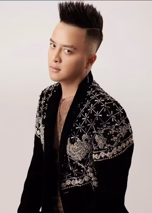 Nam ca sĩ cho biết, tiếc nhất là còn trẻ, anh được yêu nhiều nhưng lại không thể hiện thái độ rõ ràng để đối phương hiểu nhầm. “Tôi không biết cách nói làm sao từ chối tình cảm của họ. Thời gian nhập nhằng đó kéo dài nên khi tôi trả lời không yêu, làm họ bị tổn thương nặng. Có người đã phải tự tử vì tôi”, anh kể.