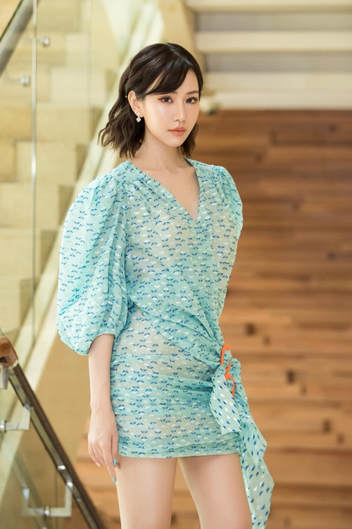 Tháng 6/2023, trong Đêm giao lưu văn hóa Việt - Hàn, Min cover My old story - ca khúc của nữ ca sĩ nổi tiếng Hàn Quốc IU. Tổng thống Hàn Quốc Yoon Suk Yeol đã khen ngợi màn trình diễn của Min: “Tôi nghĩ bạn đã đặt nhiều tâm sức để học tiếng Hàn”.