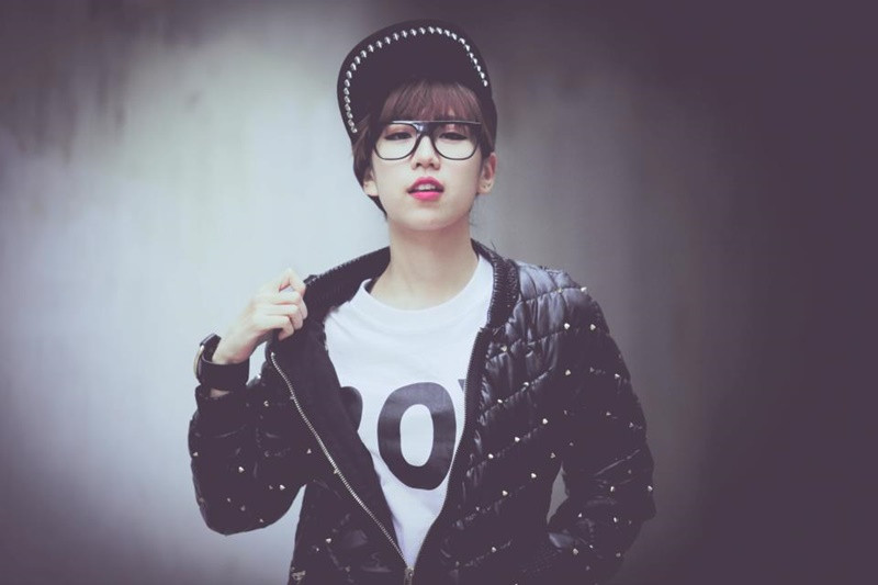 Ngày chuyển từ ngôi nhà rất to về một căn hộ bé ở khu tập thể cũ, Min òa khóc, muốn quay về Đức sống.