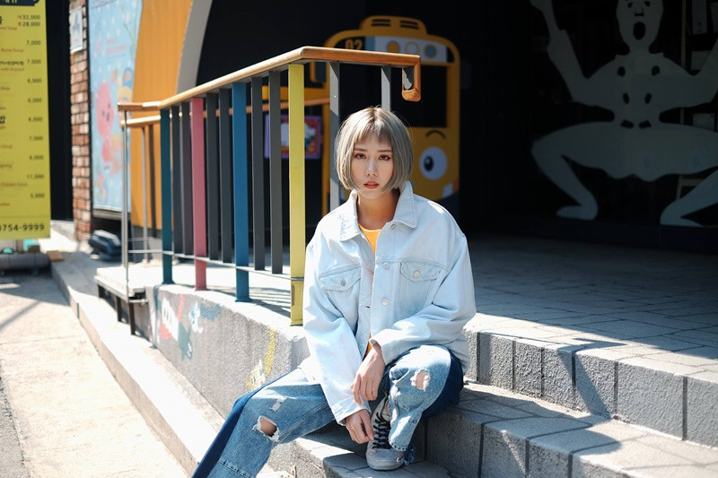 Nữ ca sĩ tham gia buổi Audition của nhóm nhảy St319 rồi trở thành một vũ công. Khi khẳng định tên tuổi ở nhóm nhảy St319, Min chuyển sang đi hát.