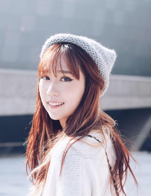 Min có hơn 9 năm sống và học tập tại Đức. Sau khi tốt nghiệp một trường đại học, Min quyết định về Việt Nam.