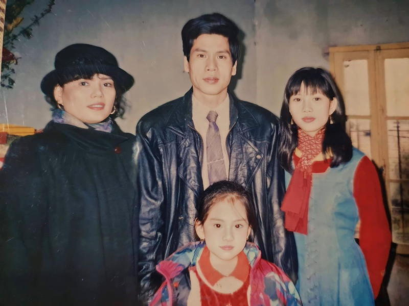 Năm 13 tuổi, cô sang Đức sống cùng gia đình vì bố mẹ cô làm việc trong Đại sứ quán Việt Nam ở tại Đức.