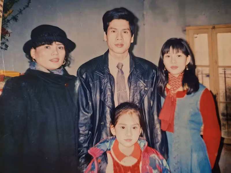 Năm 13 tuổi, cô sang Đức sống cùng gia đình vì bố mẹ cô làm việc trong Đại sứ quán Việt Nam ở tại Đức.