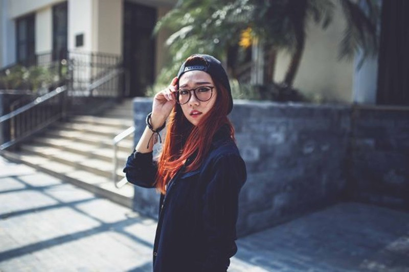 Min làm giáo viên dạy tiếng Đức với mức lương 10 triệu đồng/tháng. Sau đó, cô nghỉ dạy chuyển sang làm BTV thời sự một kênh truyền hình nhỏ. Tuy nhiên, công việc này chỉ kéo dài 4-5 tháng.