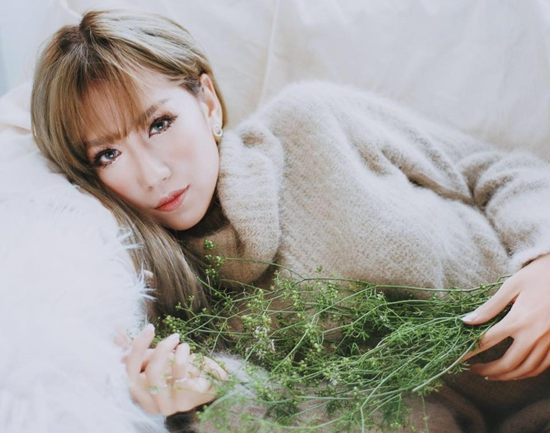 Theo Saostar, về Việt Nam, cuộc sống của Min hoàn toàn thay đổi bởi gia đình mất trắng tài sản do mẹ cô kinh doanh nhà đất thất bại.