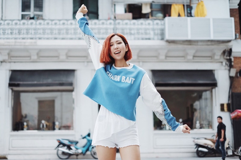 Vì cho rằng dễ kiếm tiền bằng nghề ca hát, Min muốn trở thành ca sĩ.