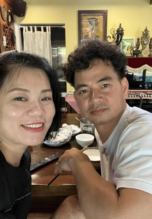 Vợ Xuân Bắc sinh ra trong một gia đình đại gia có tiếng ở Hà thành. Hiện tại, Hồng Nhung bán hàng online với thu nhập trăm triệu một tháng. Ảnh: FBNV.