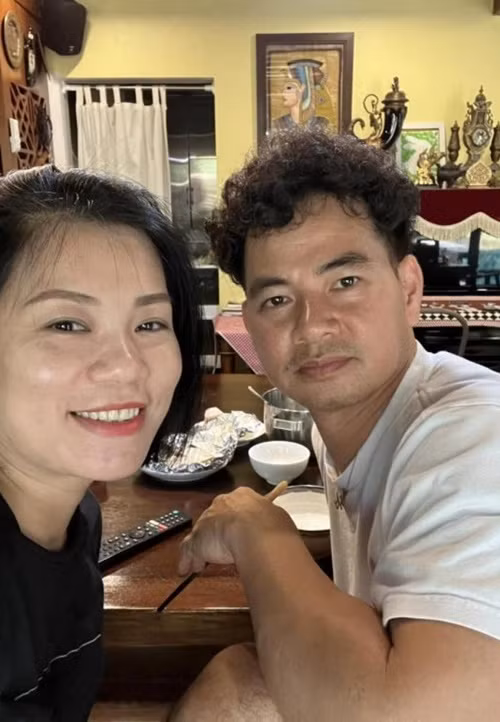 Vợ Xuân Bắc sinh ra trong một gia đình đại gia có tiếng ở Hà thành. Hiện tại, Hồng Nhung bán hàng online với thu nhập trăm triệu một tháng. Ảnh: FBNV.