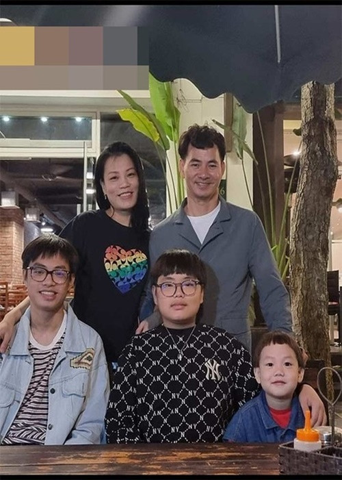 Cặp đôi có 3 người con trai: Nguyễn Nhật Khánh Minh (sinh năm 2007), Nguyễn Nhật Võ Nguyên (sinh năm 2009) và bé Bão sinh năm 2018. Ảnh: FBNV.