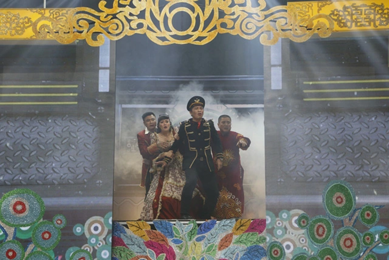 Quân Anh vào vai cơ trưởng phi thuyền trong Táo quân 2017. Ảnh: Dân Trí.