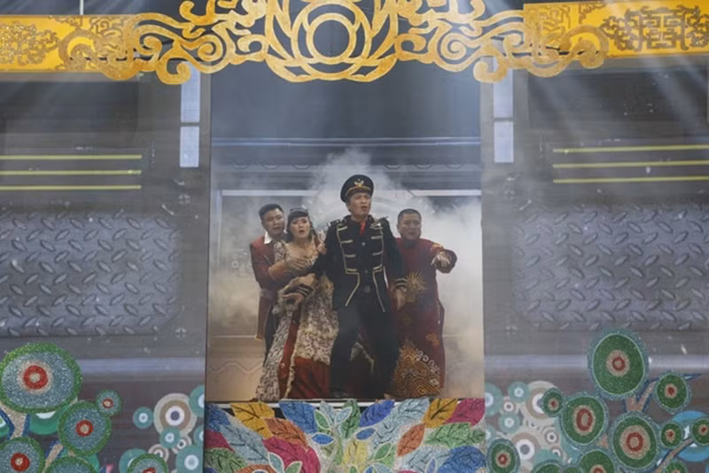 Quân Anh vào vai cơ trưởng phi thuyền trong Táo quân 2017. Ảnh: Dân Trí.