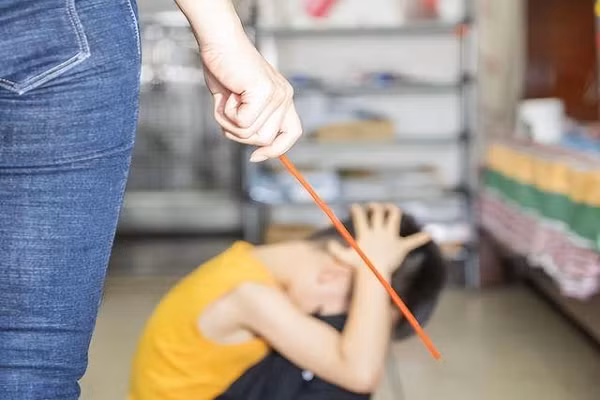 Vo chong giao su hoi han vi day con sai cach, con tu mat 23 nam