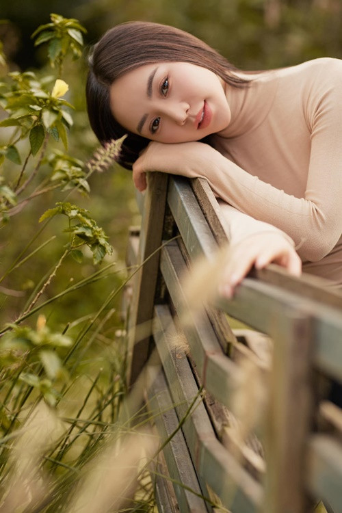 Ngoài đời, cô trải qua 3 mối tình. “Mỗi lần chia tay xong, tất cả những người yêu cũ của tôi đều đi lấy vợ rồi sinh con, còn tôi… vẫn một mình”, Quỳnh Kool chia sẻ trên Dân Trí. Ảnh: FBNV.