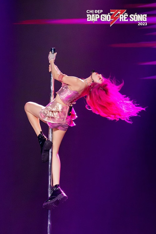 Cô thậm chí múa cột trong tiết mục Đường cong. Ảnh: Fanpage.