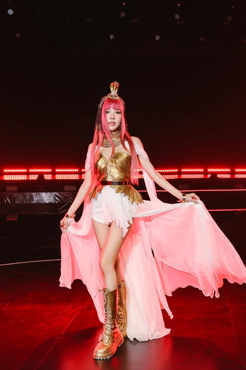 Gần đây, DTAP - nhóm phụ trách sản xuất âm nhạc cho Chị đẹp đạp gió rẽ sóng cho rằng Trang Pháp là chị đẹp toàn năng “biết mọi thứ một chút”. Ảnh: FBNV.