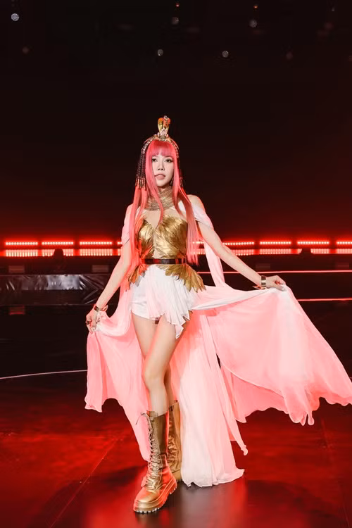 Gần đây, DTAP - nhóm phụ trách sản xuất âm nhạc cho Chị đẹp đạp gió rẽ sóng cho rằng Trang Pháp là chị đẹp toàn năng “biết mọi thứ một chút”. Ảnh: FBNV.