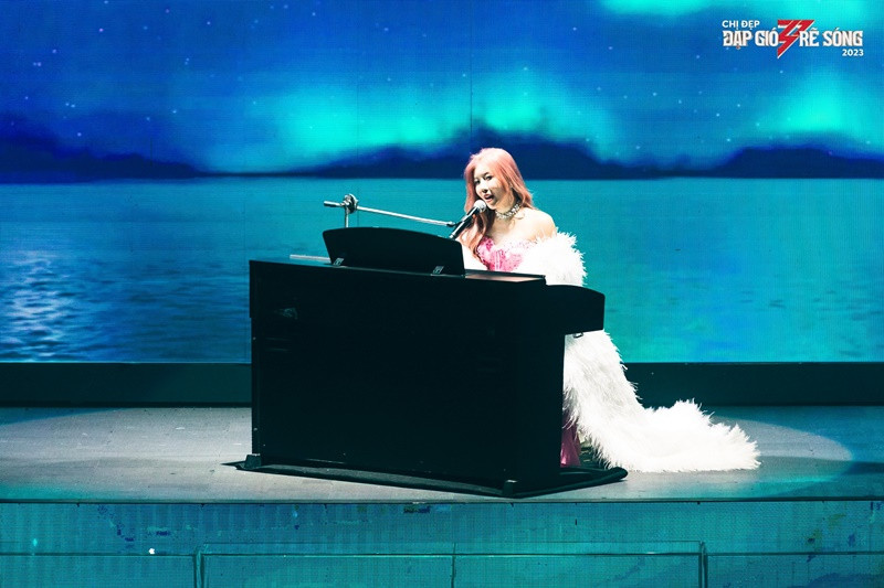 Trang Pháp được đánh giá đa tài ở Chị đẹp đạp gió rẽ sóng. Ảnh: Fanpage.