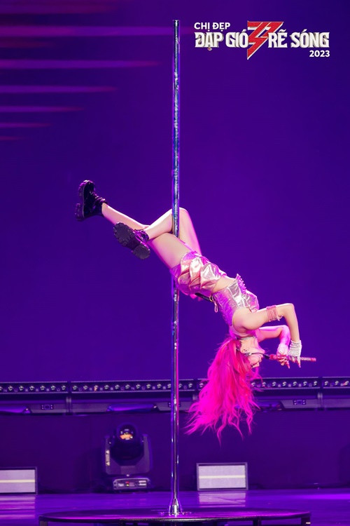 Trang Pháp có thể chơi nhiều nhạc cụ. Ảnh: Fanpage.