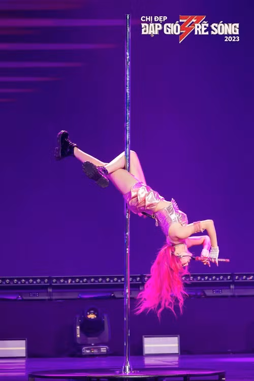 Trang Pháp có thể chơi nhiều nhạc cụ. Ảnh: Fanpage.