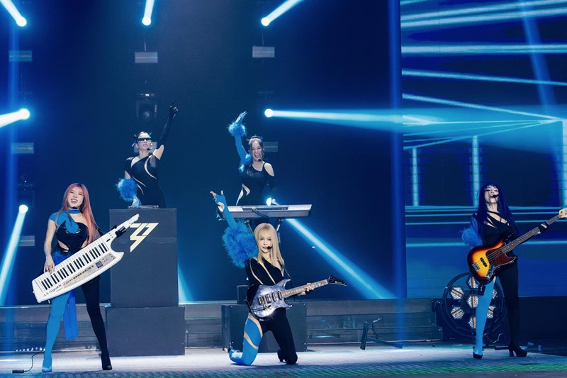 Lệ Quyên và Trang Pháp từng chung đội ở Chị đạp đạp gió rẽ sóng. Ảnh: FBNV.