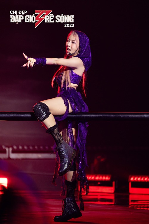Cô còn có khả năng dàn dựng tiết mục. Ảnh: Fanpage.