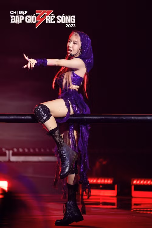 Cô còn có khả năng dàn dựng tiết mục. Ảnh: Fanpage.