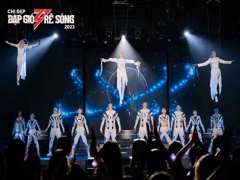 Ở Công diễn 1, Lệ Quyên tập nhảy đến bật móng chân. Ảnh: Fanpage.