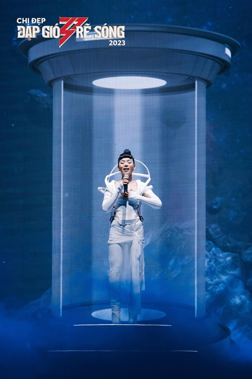 Vũ đạo không phải thế mạnh của Lệ Quyên nhưng cô không ngại thực hiện các động tác khó. Ảnh: Fanpage.