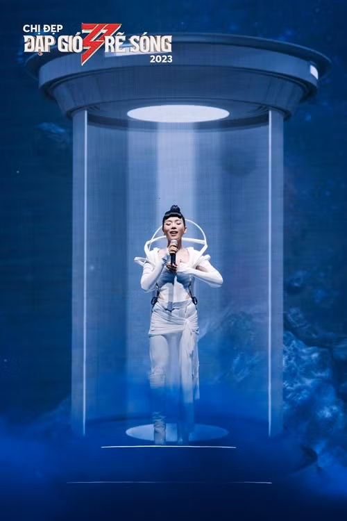 Vũ đạo không phải thế mạnh của Lệ Quyên nhưng cô không ngại thực hiện các động tác khó. Ảnh: Fanpage.