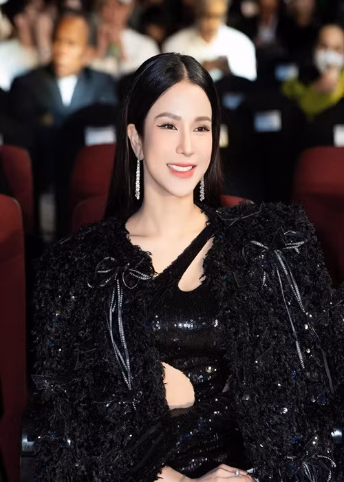 Theo Người Lao Động, Diệp Lâm Anh được quyền nuôi dưỡng con gái, còn con trai giao cho chồng cũ Diệp Lâm Anh. Bên cạnh đó, hội đồng xét xử phúc thẩm ghi nhận sự tự nguyện của Nghiêm Đức về việc cấp dưỡng nuôi con gái mỗi tháng 50 triệu đồng. Ảnh: Instagram.