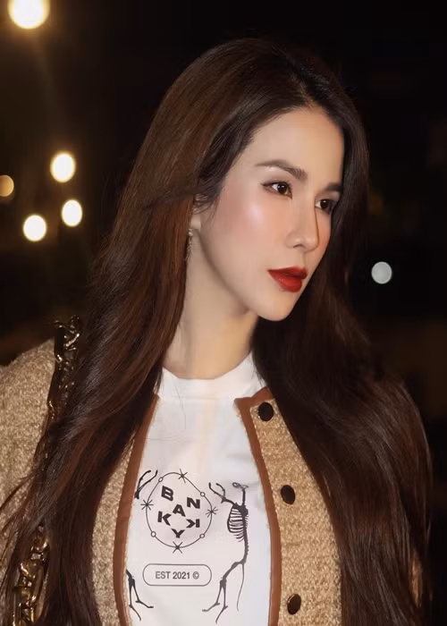 Diệp Lâm Anh cho biết, cô buông tay nếu không nhận được sự tôn trọng từ đối phương. “Đến một ngày, họ không quan tâm đến cảm xúc của mình. Mình khóc cũng phải tự lấy khăn giấy lau rồi ôm con. Đó mới là lý do”, Diệp Lâm Anh tâm sự. Ảnh: Instagram.