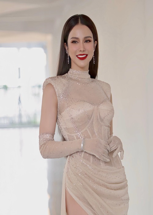 Diệp Lâm Anh mắc bệnh trầm cảm cười. “Biểu hiện của trầm cảm cười, chính là khi đối mặt với những khó khăn của thế giới xung quanh, mình luôn muốn mạnh mẽ và vui. Tuy nhiên, khi đối diện với chính mình, mọi điều đều ngược lại hoàn toàn”, Diệp Lâm Anh chia sẻ. Ảnh: Instagram.