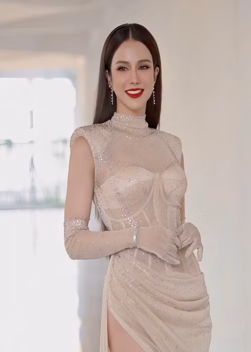 Diệp Lâm Anh mắc bệnh trầm cảm cười. “Biểu hiện của trầm cảm cười, chính là khi đối mặt với những khó khăn của thế giới xung quanh, mình luôn muốn mạnh mẽ và vui. Tuy nhiên, khi đối diện với chính mình, mọi điều đều ngược lại hoàn toàn”, Diệp Lâm Anh chia sẻ. Ảnh: Instagram.