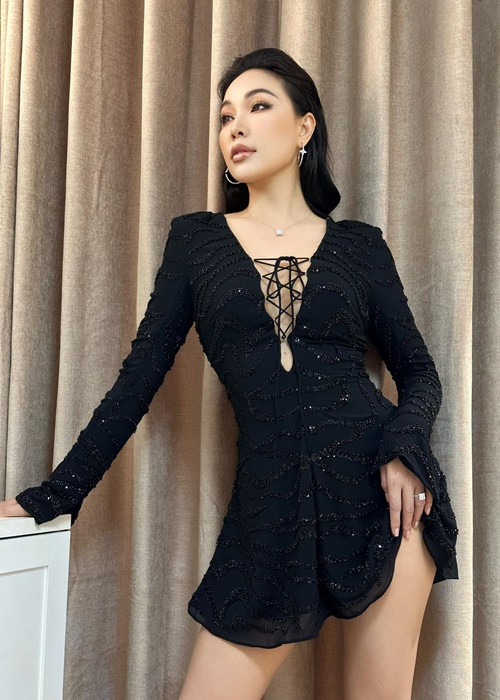 Ồn ào giữa Quỳnh Thư và chồng cũ Diệp Lâm Anh rộ lên từ tháng 10/2021. Đối mặt với những đồn đoán tình cảm, Quỳnh Thư nói: "Với tôi, trên một trận đấu tình trường, người nào không được yêu thì là người thứ ba. Quỳnh Thư xin được giữ kín về chuyện có hay không có người yêu ở thời điểm hiện tại vì trước giờ tôi không chia sẻ điều này trước công chúng". Phía Nghiêm Đức khẳng định, anh và Quỳnh Thư chỉ là bạn. Ảnh: FBNV.