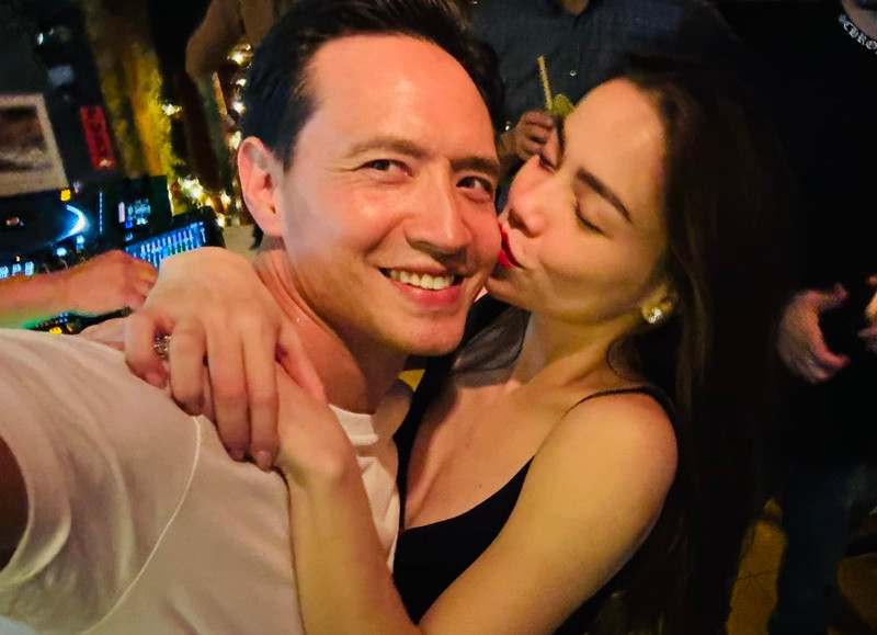 Hồ Ngọc Hà hôn má Kim Lý trong khoảnh khắc tiễn năm cũ, đón năm mới.