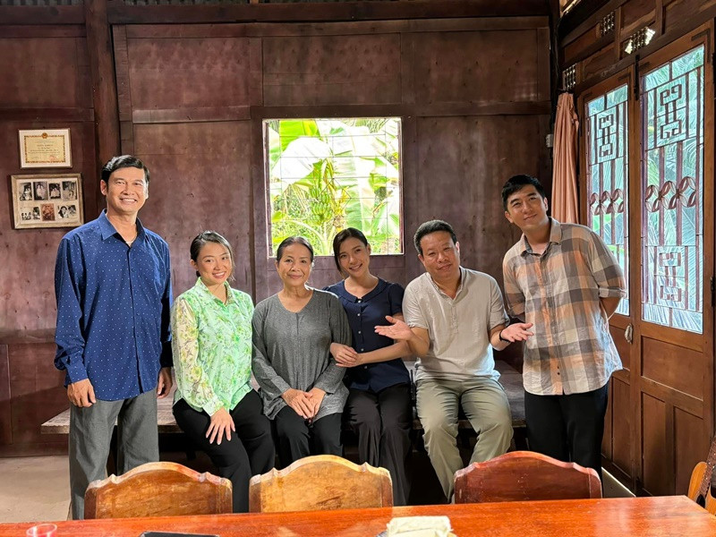 Thúy Diễm (giữa) miệt mài quay phim Tết dương lịch 2024.