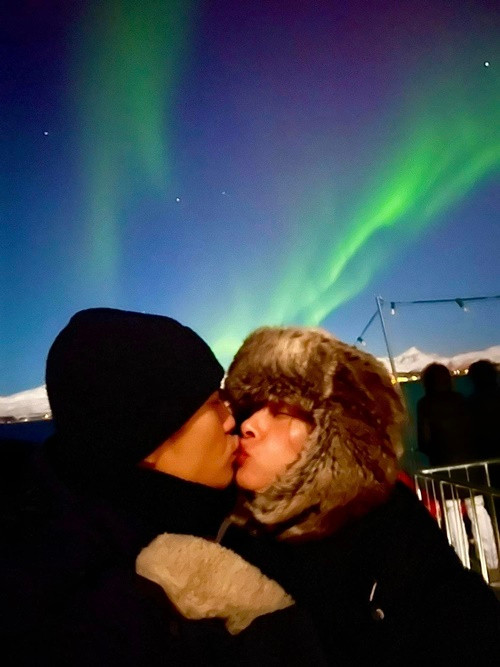 Ngô Thanh Vân - Huy Trần khóa môi ngọt ngào khi săn được cực quang. Chi phí cho chuyến đi lên đến hàng trăm triệu đồng.