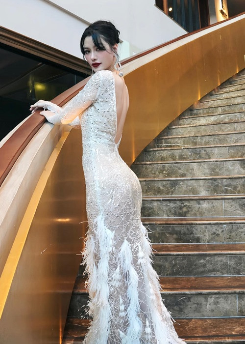 Hình thể quyến rũ của người đẹp sinh năm 1996 khiến người đối diện khó rời mắt. Ảnh: FBNV.