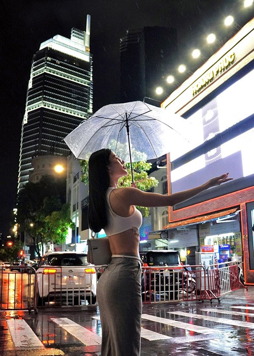 Người đẹp uống mỗi ngày 2 lít nước. Ảnh: FBNV.