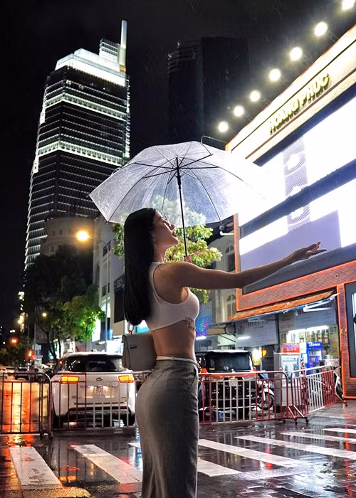 Người đẹp uống mỗi ngày 2 lít nước. Ảnh: FBNV.