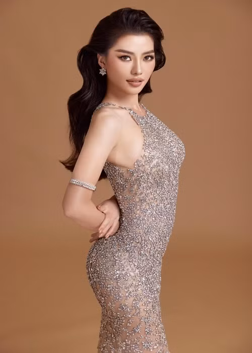 Á hậu Hoàng Thị Nhung chuộng phong cách gợi cảm khi thi hoa hậu lẫn đời thường. Ảnh: FBNV.