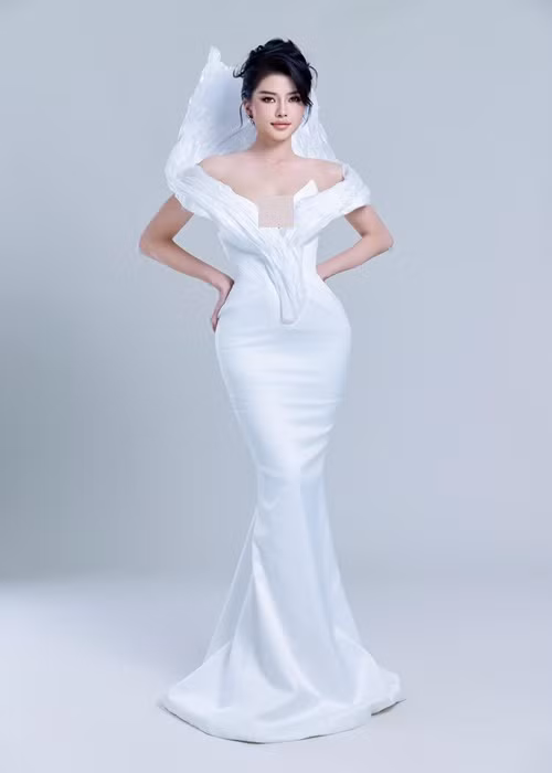 Hoàng Thị Nhung khoe eo thon, vòng ba căng đầy với váy áo bó sát. Ảnh: FBNV.