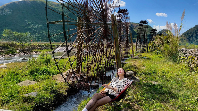 Chị My chia sẻ, địa điểm gia đình ghé thăm là bản Lướt, ở xã Ngọc Chiến, huyện Mường La, cách trung tâm thành phố Sơn La gần 80 km. Xã Ngọc Chiến nổi tiếng với những nguồn suối khoáng nóng tự nhiên. Nơi đây có bà con dân tộc Thái, Mông, La Ha,... sinh sống, trong đó người Thái chiếm đa số.