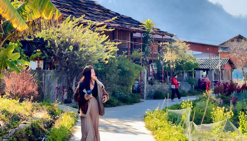 Bản Lướt nằm ở độ cao 1.600m so với mực nước biển, lọt thỏm giữa núi đồi và những thửa ruộng bậc thang uốn lượn. Dọc theo con đường quanh co đi vào làng là những ngôi nhà sàn mái pơ mu hàng trăm năm tuổi, mang đặc trưng kiến trúc người Thái.