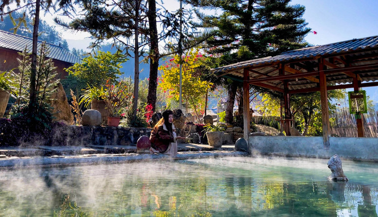 Nhà sàn gỗ pơ mu là một trong nhưng nét nổi bật trong văn hóa nhà sàn của đồng bào dân tộc Thái ở xã Ngọc Chiến. Pơ mu là loại gỗ rất bền và chắc, có khả năng chống mối mọt và các loại ruồi nhặng, trong thân gỗ có dầu và gỗ rất thơm, nhất là khi đem gỗ đốt lửa, tỏa ra mùi hương thơm bay rất xa quyện vào sương khói núi rừng. Loại gỗ này có thể ngâm trong nước hoặc chôn sâu dưới đất vài chục năm mà không bị mục. Ngày ngay, bà con trong bản không phá rừng lấy gỗ làm nhà nữa. Những ngôi nhà pơ mu được bà con lưu giữ để làm nơi cho du khách đến tham quan, trải nghiệm."Nơi đây không quá đông khách nên khung cảnh còn hoang sơ, thanh bình", chị My cho hay.