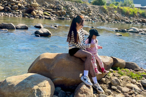 Những dòng suối nóng gắn liền với cuộc sống người dân bản Lướt từ bao đời nay. Họ có truyền thống tắm khoáng nóng tại bể công cộng lộ thiên. Nhiệt độ trung bình của nước từ 35 độ C đến 50 độ C, có điểm lên tới 70 độ C. Đó là lý do khi đi dạo quanh bản, du khách dễ dàng phát hiện những bể nước bốc hơi nghi ngút.